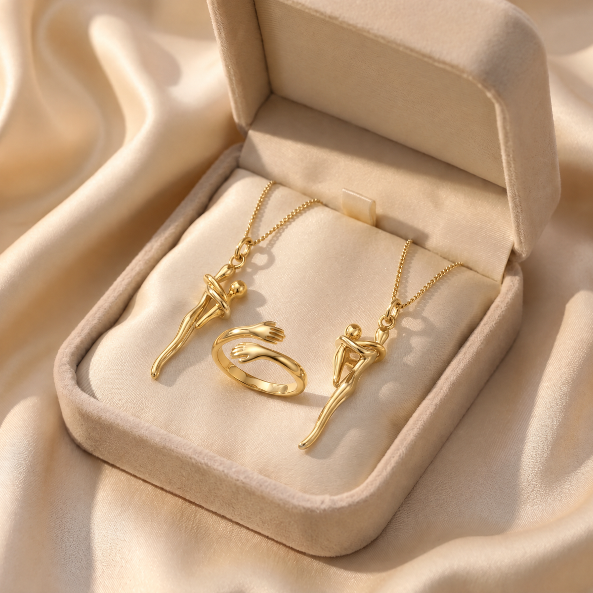 The Family Matching Set 2x Mom and Kid gold with Gold Hug Ring in jewelry box